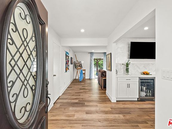 4th image of 20800 Chatsworth St