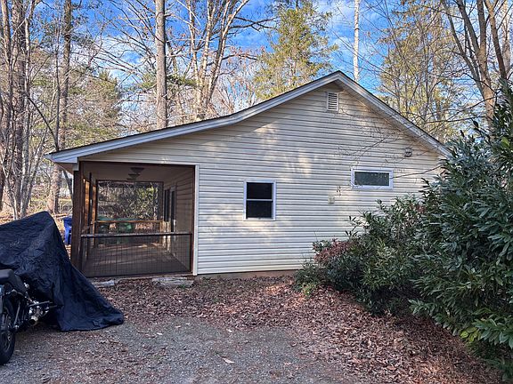 view of the left side of the home