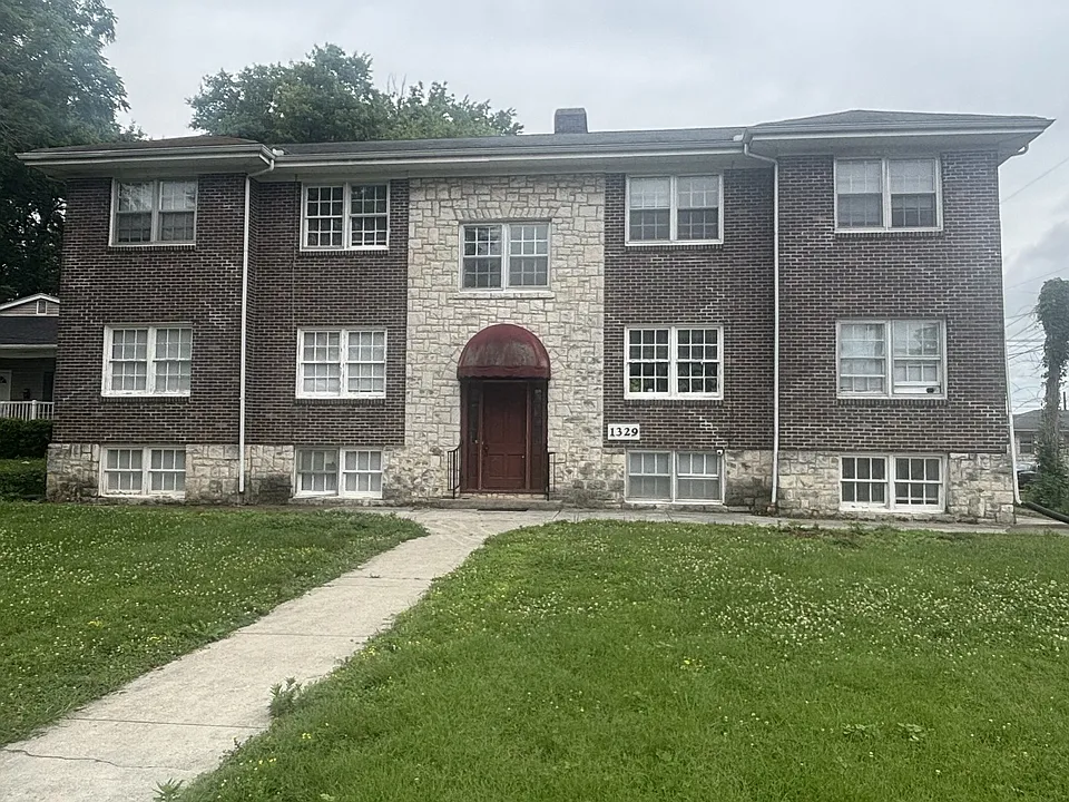 1329 College St #4