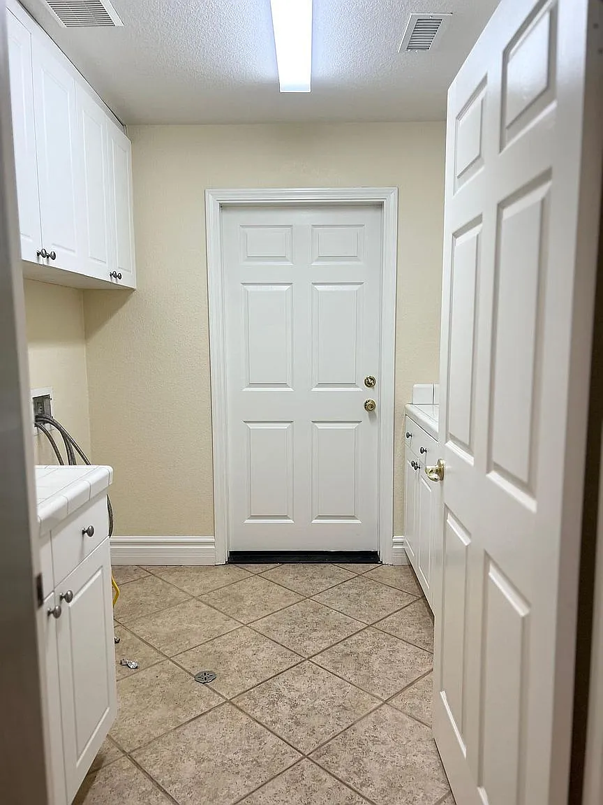 3 bed, 2.5 bath, 2400 sqft, $5,400 — Photo 4