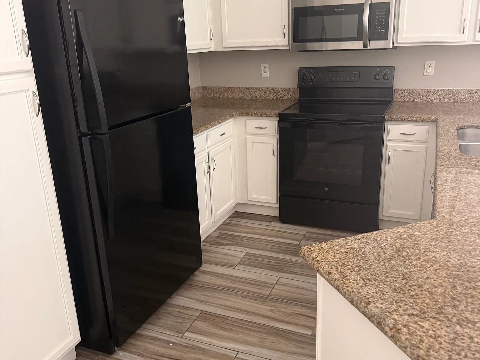 2 bed, 1000 sqft, $2,450 — Photo 2