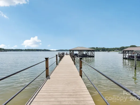 175 Folkstone Rd, Mooresville, NC 28117