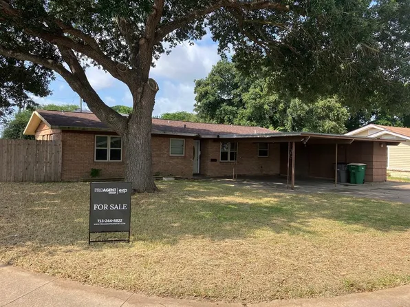 1211 Locust Avenue, Victoria, TX 77901