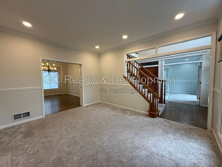 882 Clarendon Ln — Photo 4