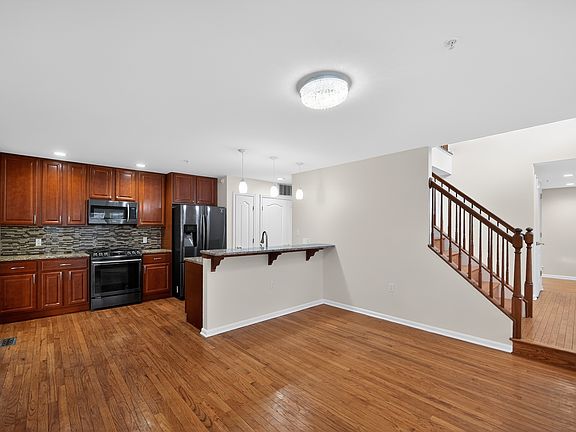 4th image of 213 Carolstowne Rd
