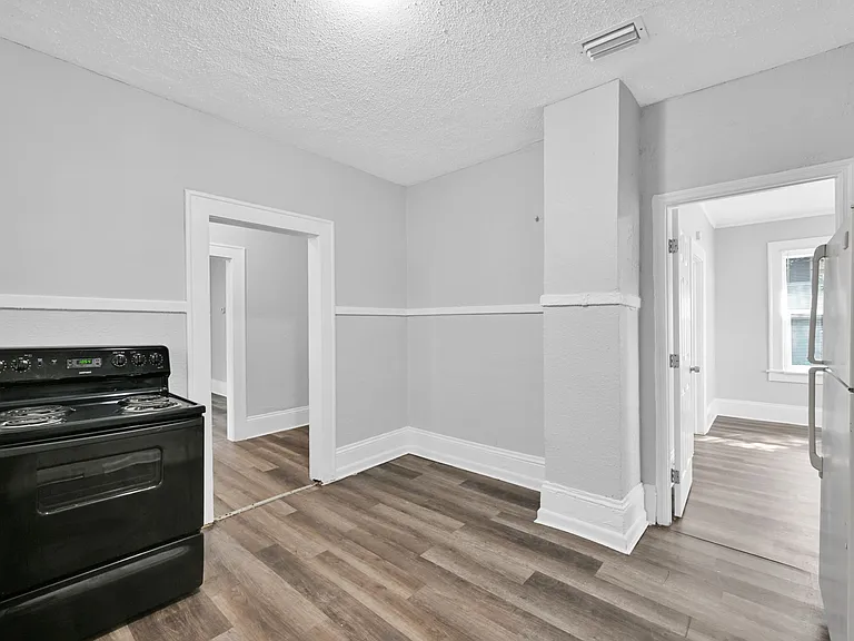 326 Basswood St — Photo 5