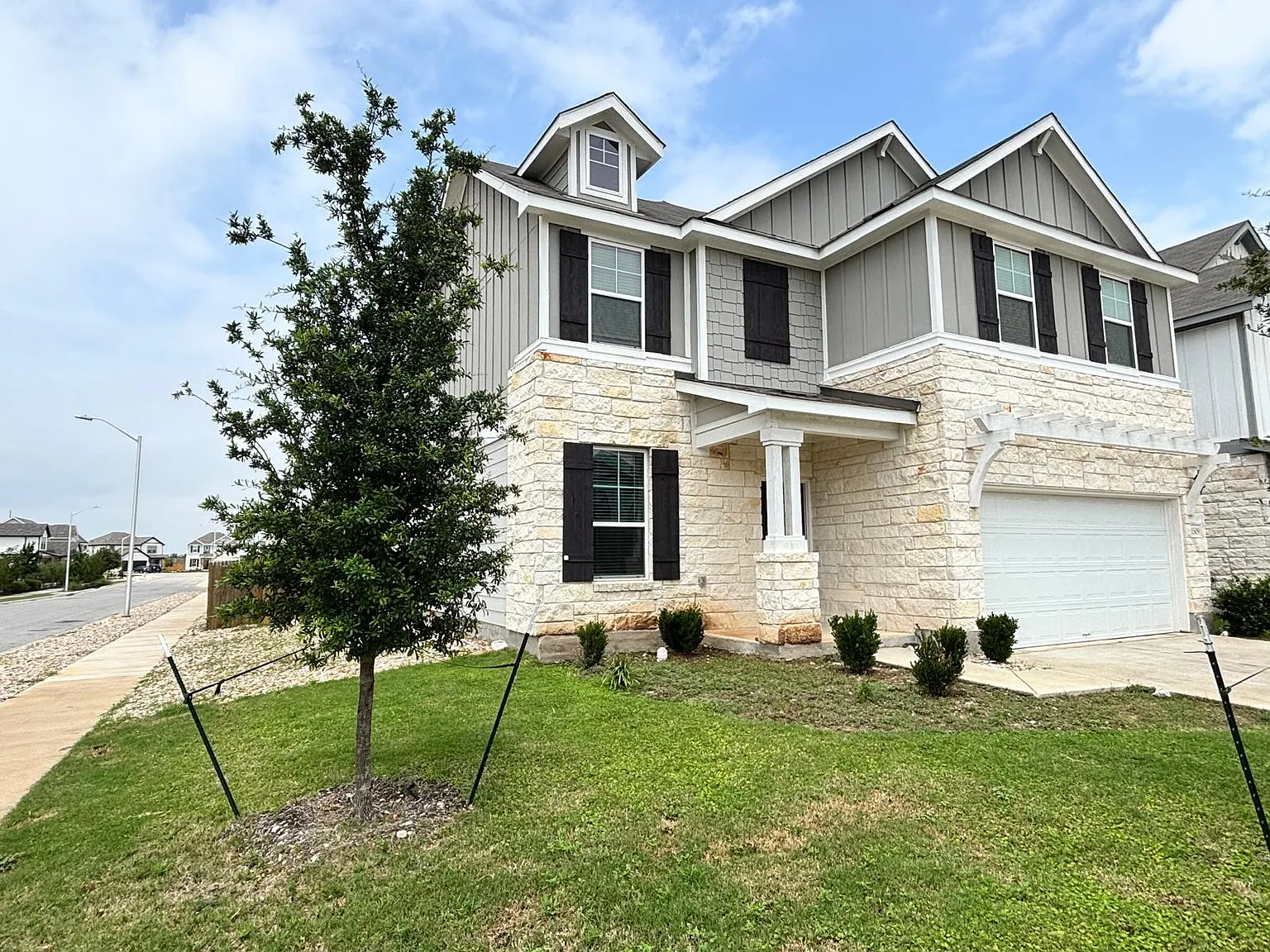 4 bed, 2.5 bath, 2473 sqft, $2,395 — Photo 3