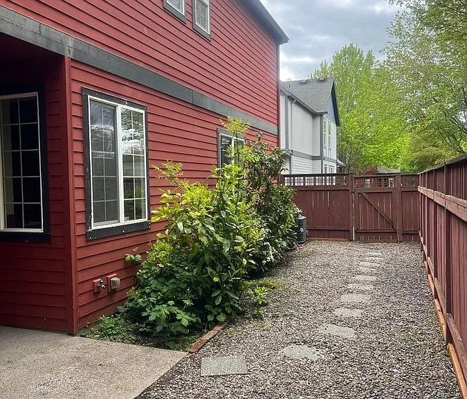 1008 SE Bacarra St — Photo 44