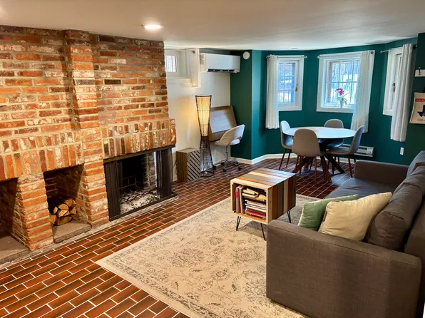 309 4th St SE APT 1, Washington, DC 20003