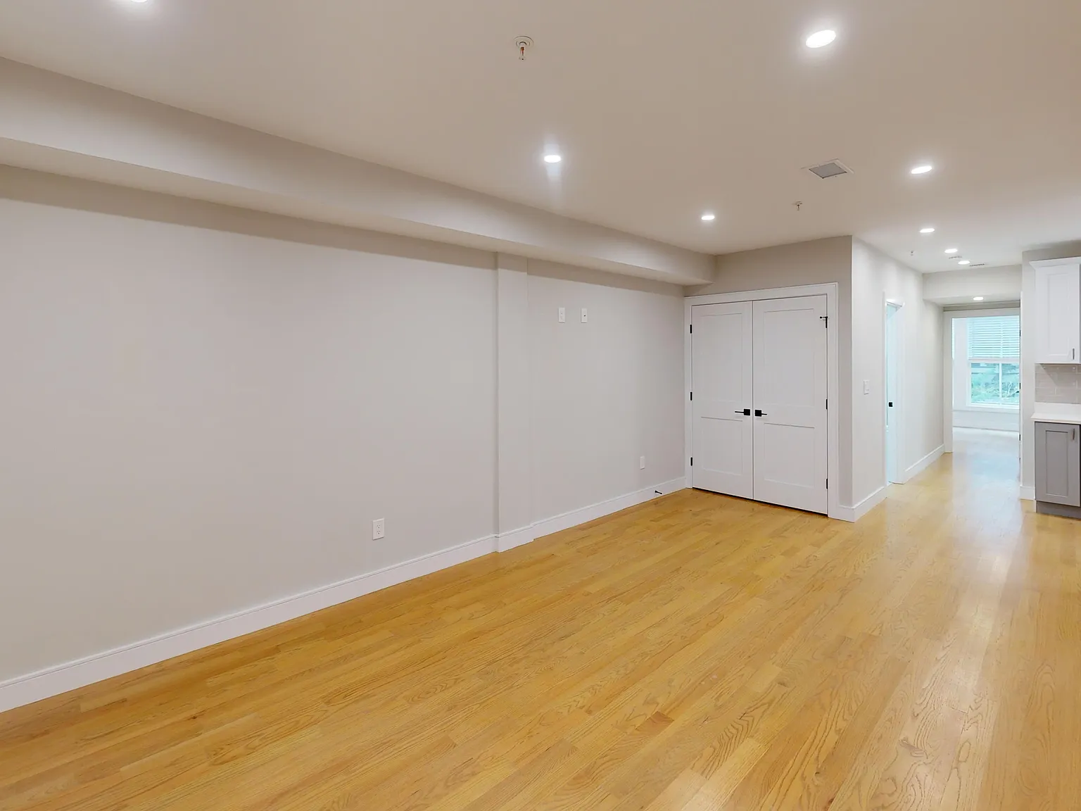 4 bed, 1100 sqft, $7,750 — Photo 4