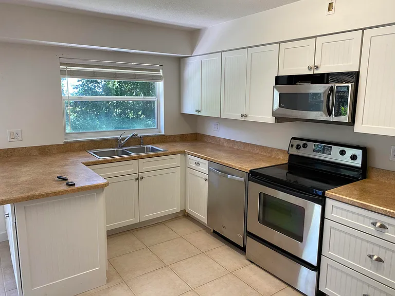 956 Tulip Ln — Photo 8