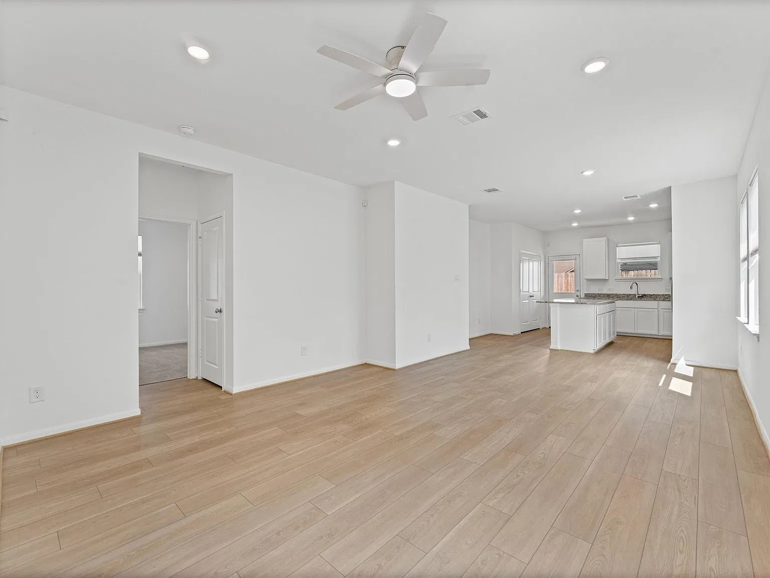 3 bed, 2.0 bath, 1464 sqft, $2,350 — Photo 4