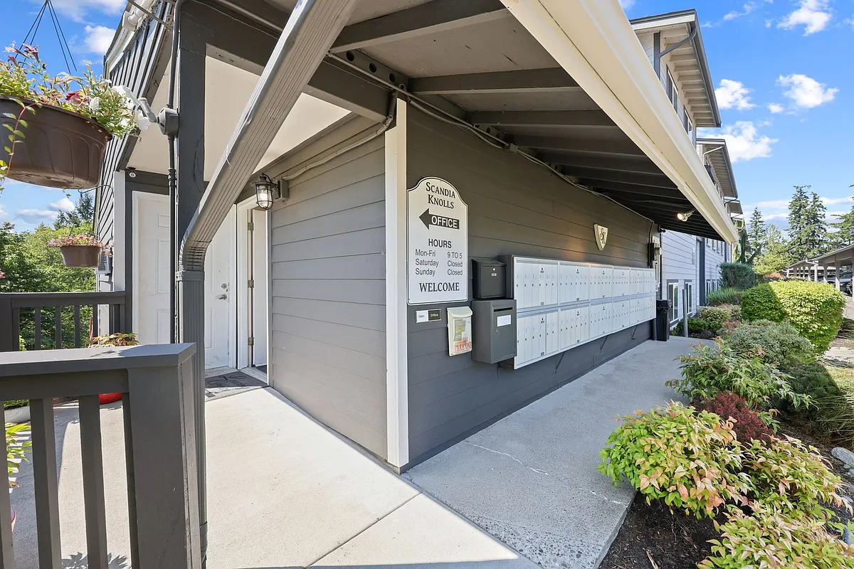 Building Photo - Scandia Knolls