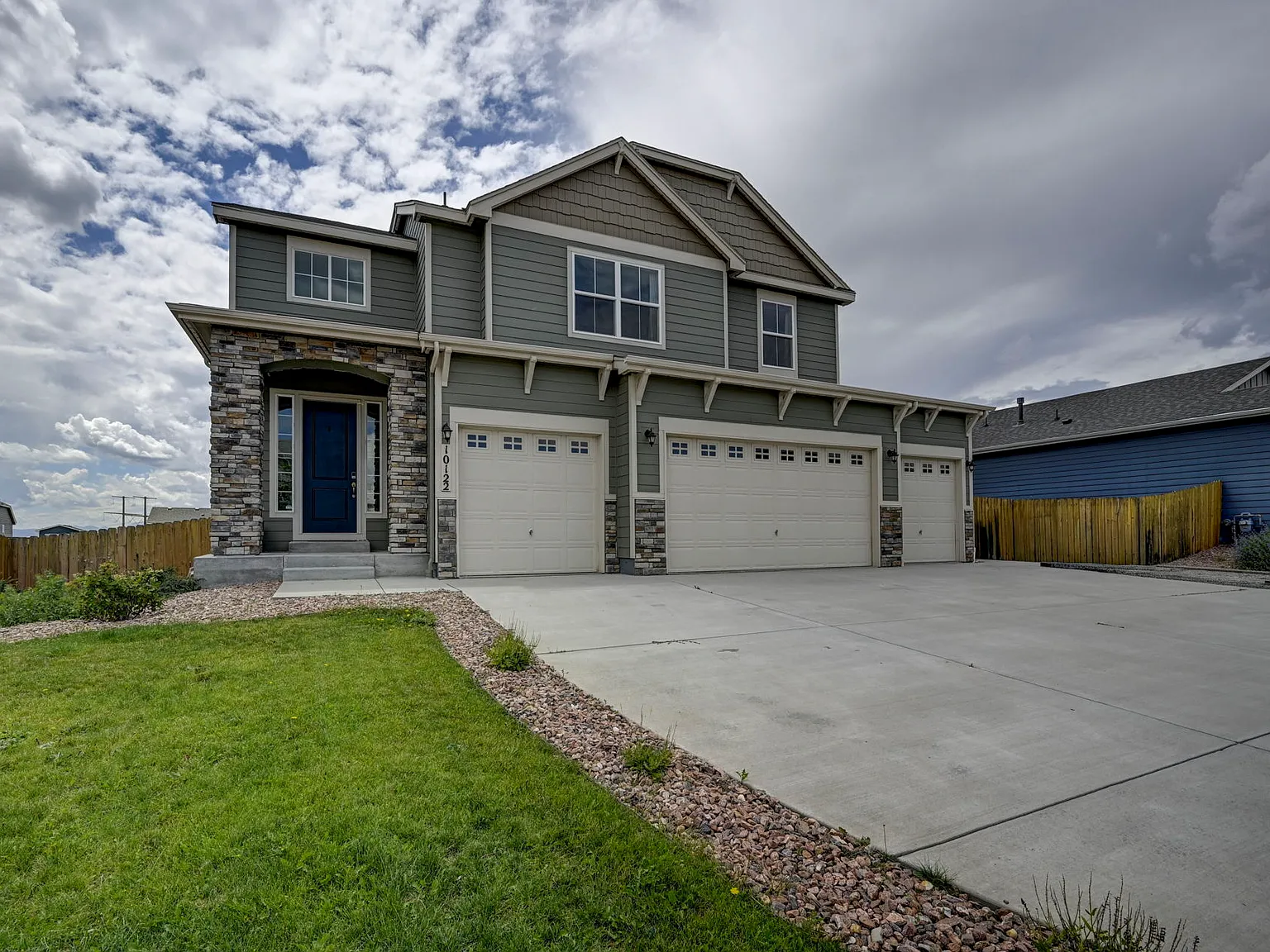 5 bed, 3.5 bath, 3277 sqft, $4,200 — Photo 3
