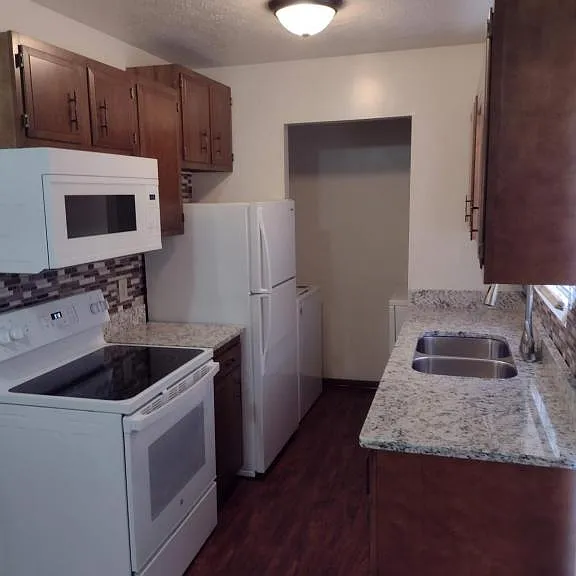 240 Collier Dr — Photo 1