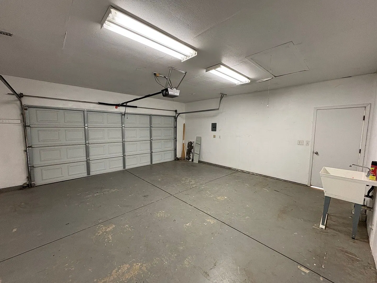 Cozy SE Visalia home Available Now! — Photo 2