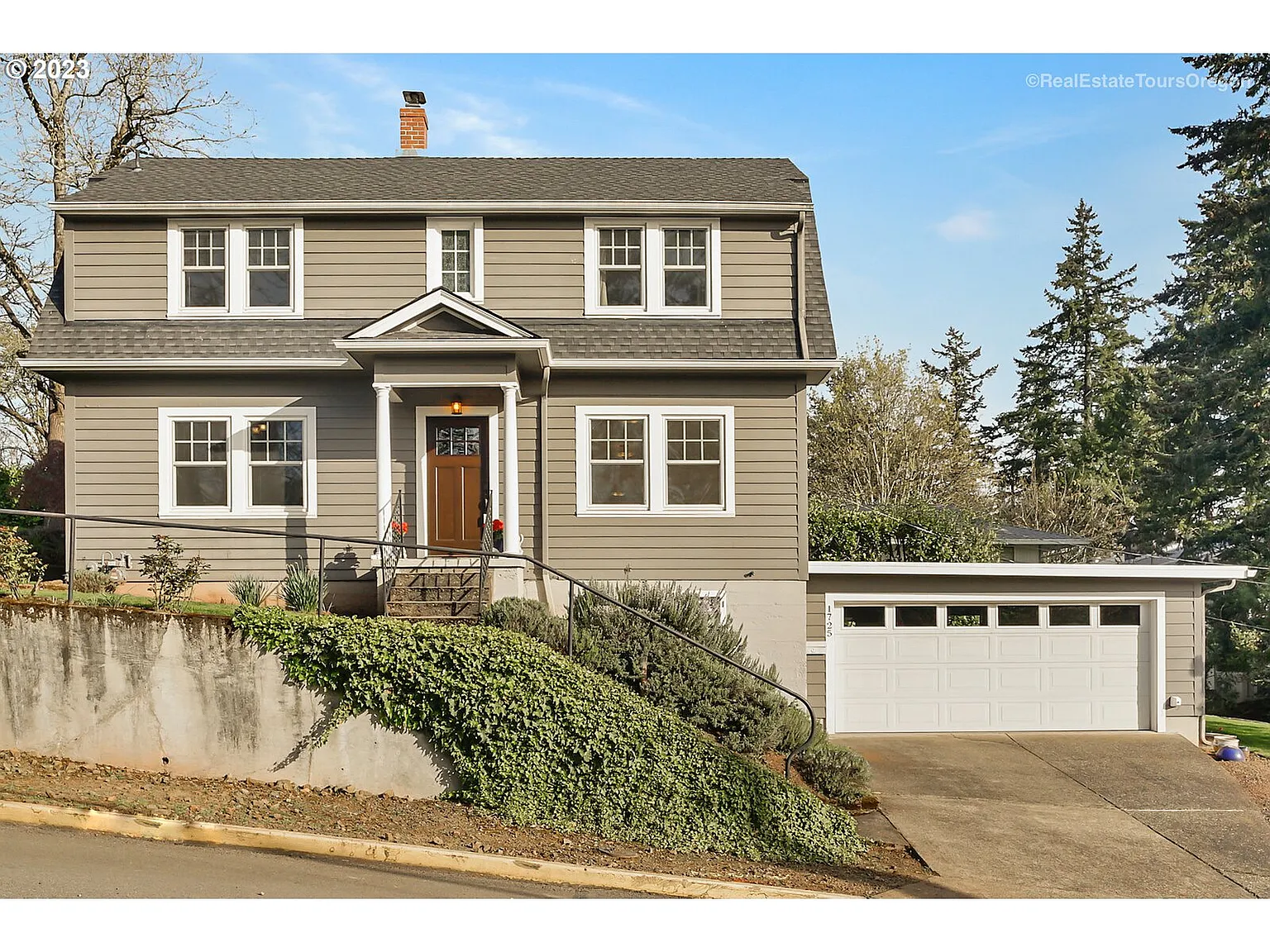1725 McKillican St photo 1