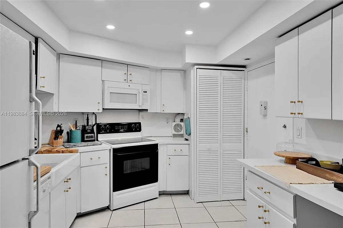 Photo 2 of 18 - 1111 Crandon Blvd #C504 - Key Biscayne, FL Building Photo - 1111 Crandon Blvd #C504