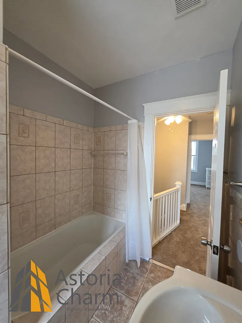 3016 Pelham Ave - 3016 Pelham Ave — Photo 3