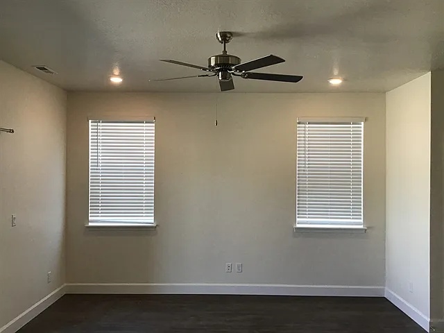 1218 E Peterson Ln — Photo 5