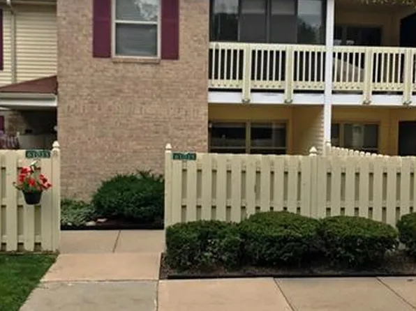 61025 Greenwood Dr #1, South Lyon, MI 48178
