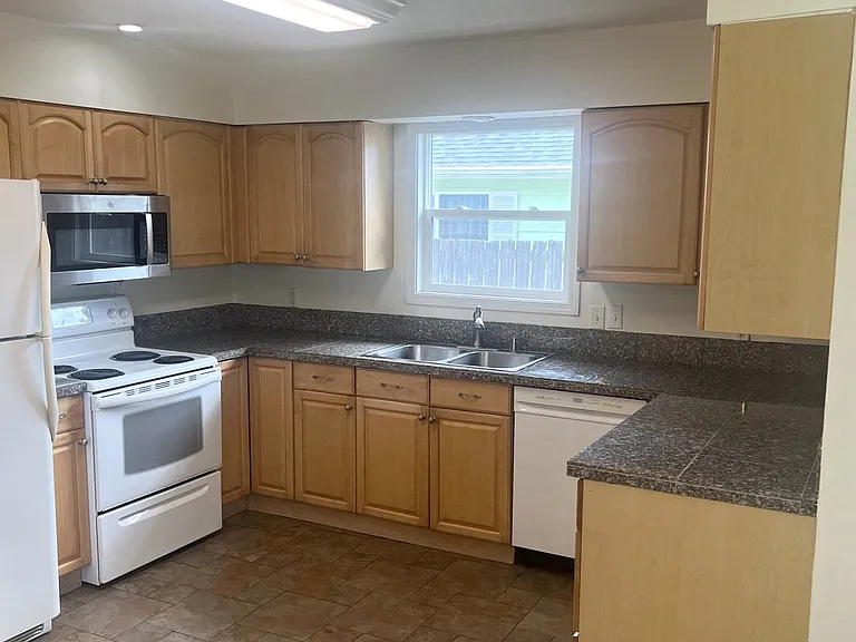 516 NW Forest St — Photo 9