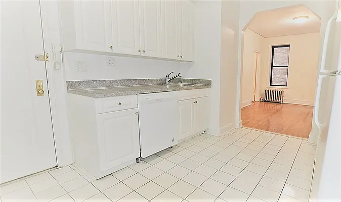 Rented by Manhattan Realty Group | media 8