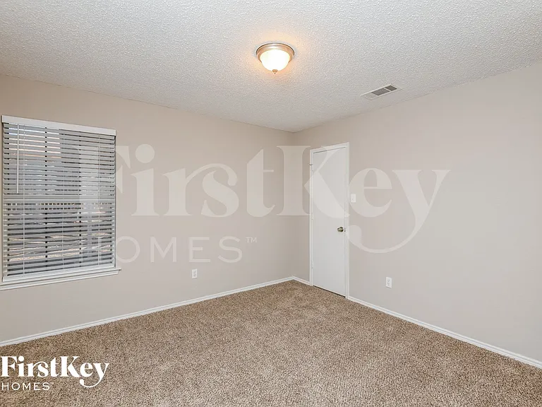 609 Hollyberry Dr — Photo 12