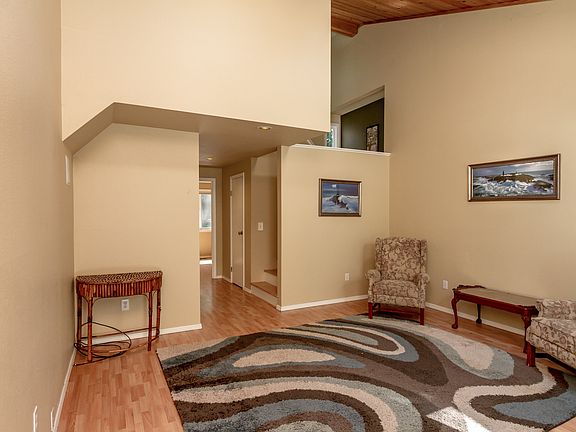 3rd image of 3207 63rd Ave NW