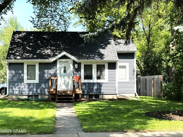1424 11th Ave S, Grand Forks, ND 58201