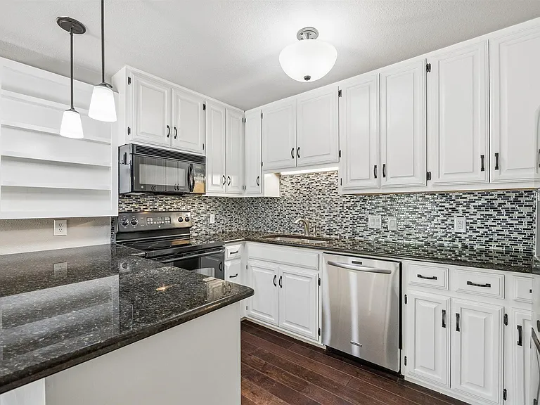 2500 Steck Ave #18 — Photo 12