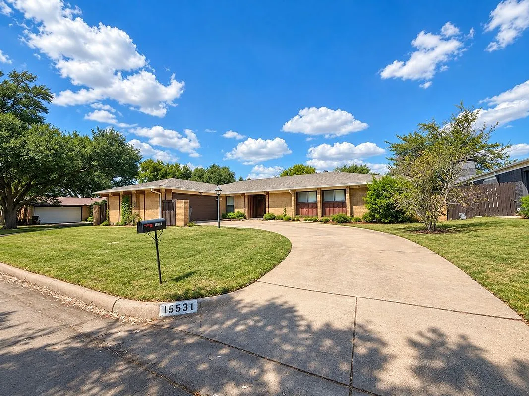 4 bed, 2.0 bath, 2220 sqft, $2,950 — Photo 1
