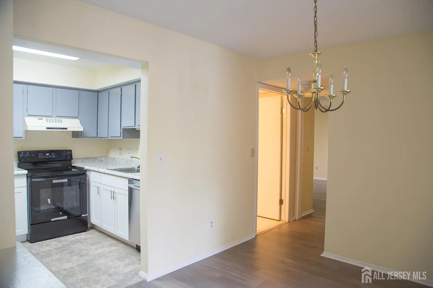2 bed, 1.0 bath, $2,100 — Photo 4