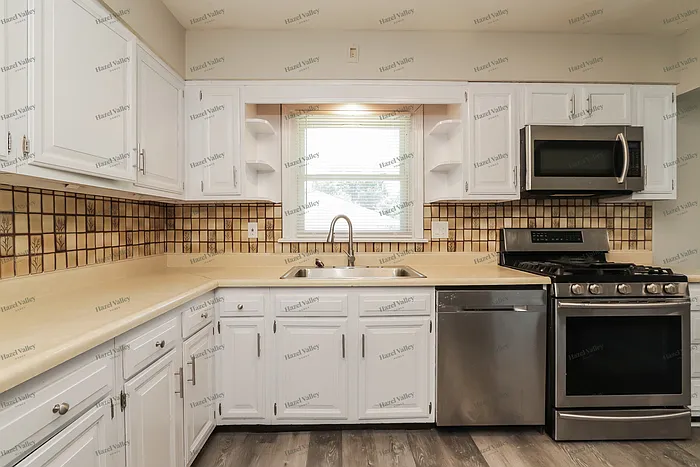 4315 Clarene Dr — Photo 6