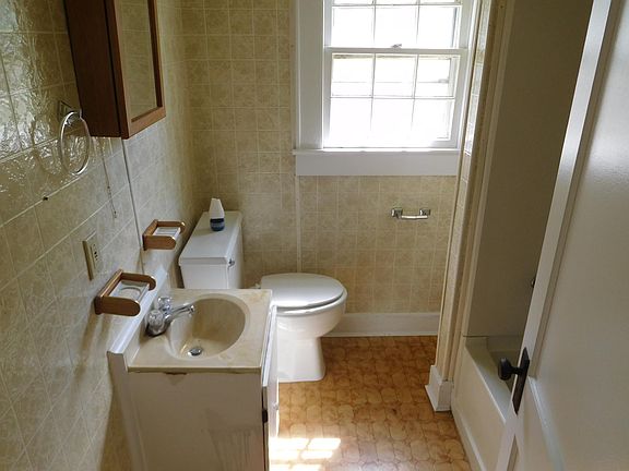 3rd image of 319 Devine Ave