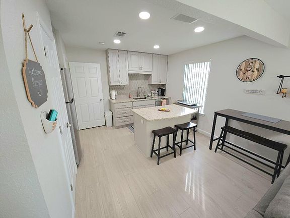Kitchenette with double induction burner, island with microwave, and dishwasher.