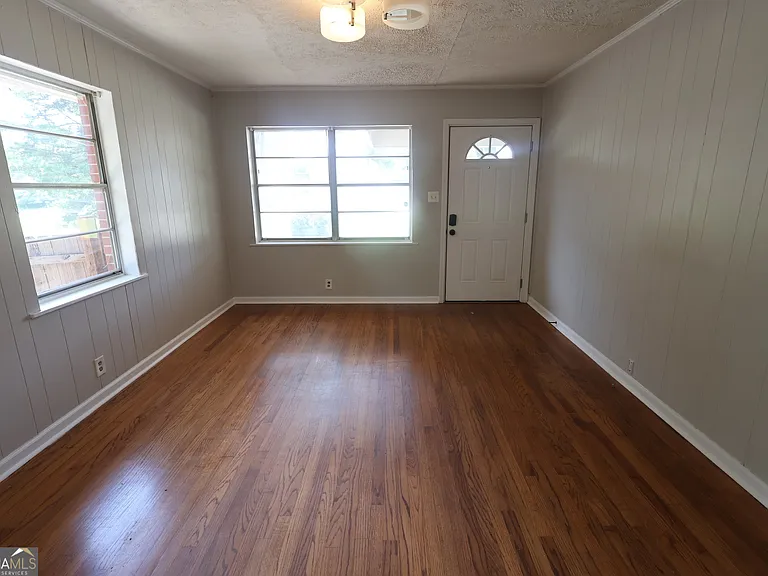 615 N Jefferson St NE — Photo 4