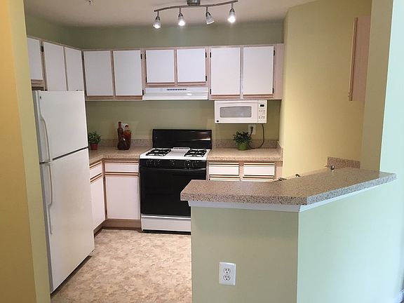 Open kitchen with breakfast bar