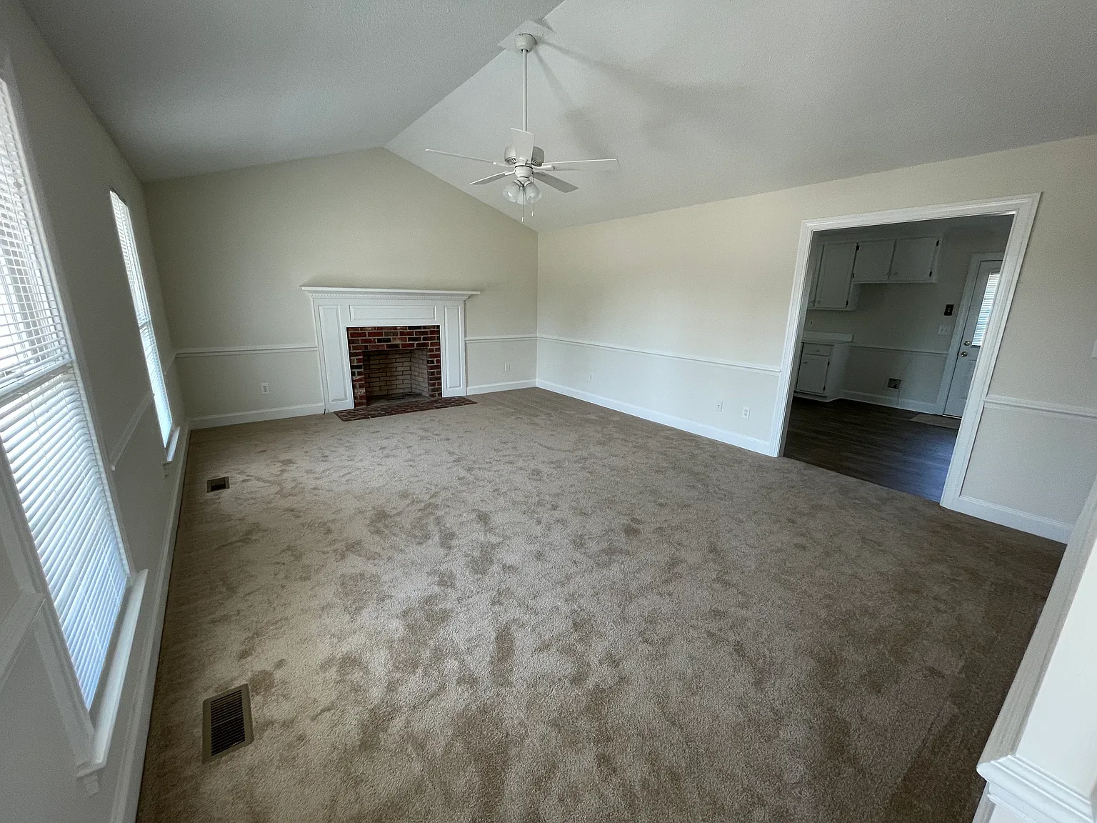 3 bed, 1334 sqft, $1,626 — Photo 2