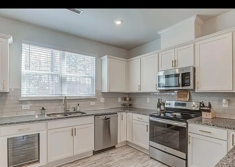 1389 Regents Ln — Photo 2