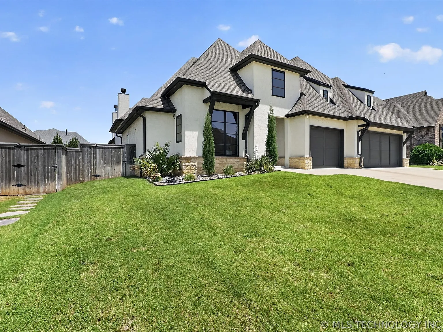 5 bed, 3.5 bath, 3559 sqft, $5,900 — Photo 2