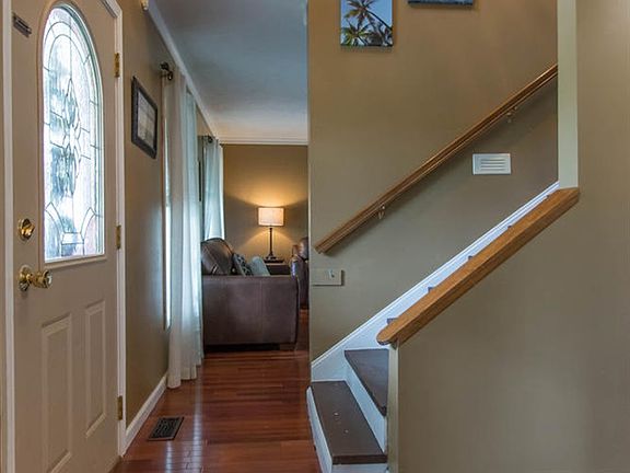 4th image of 913 E Clover Dr