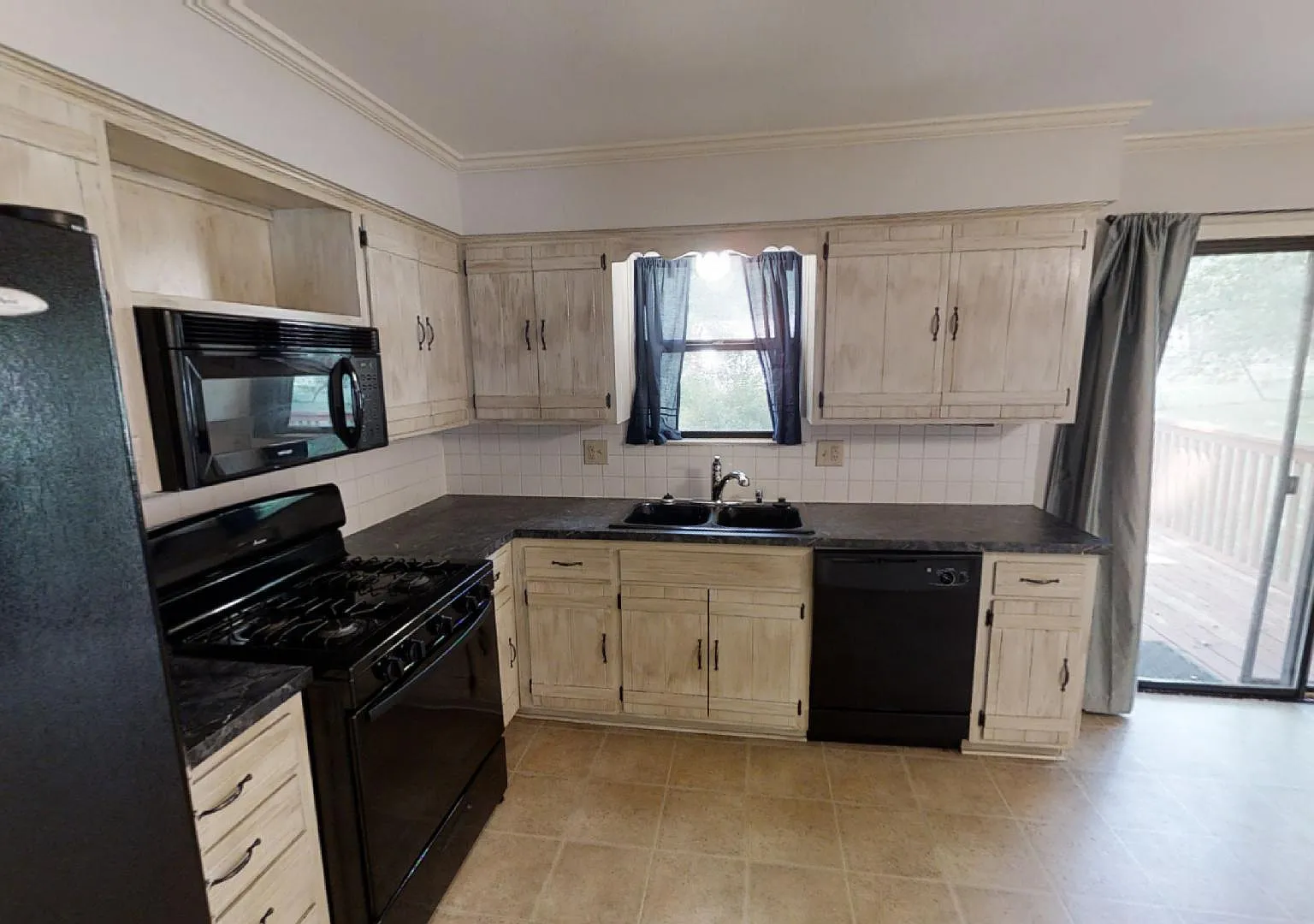 3 bed, 1108 sqft, $2,100 — Photo 3