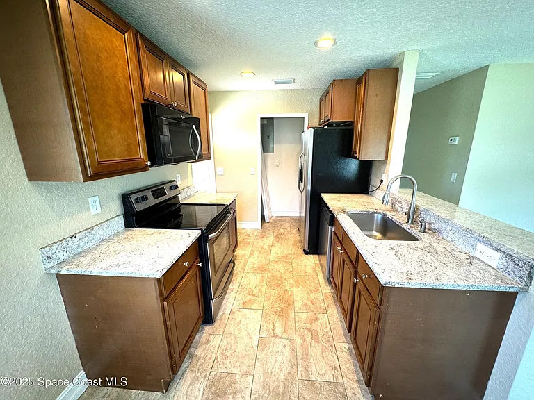 230 Crown Blvd — Photo 5