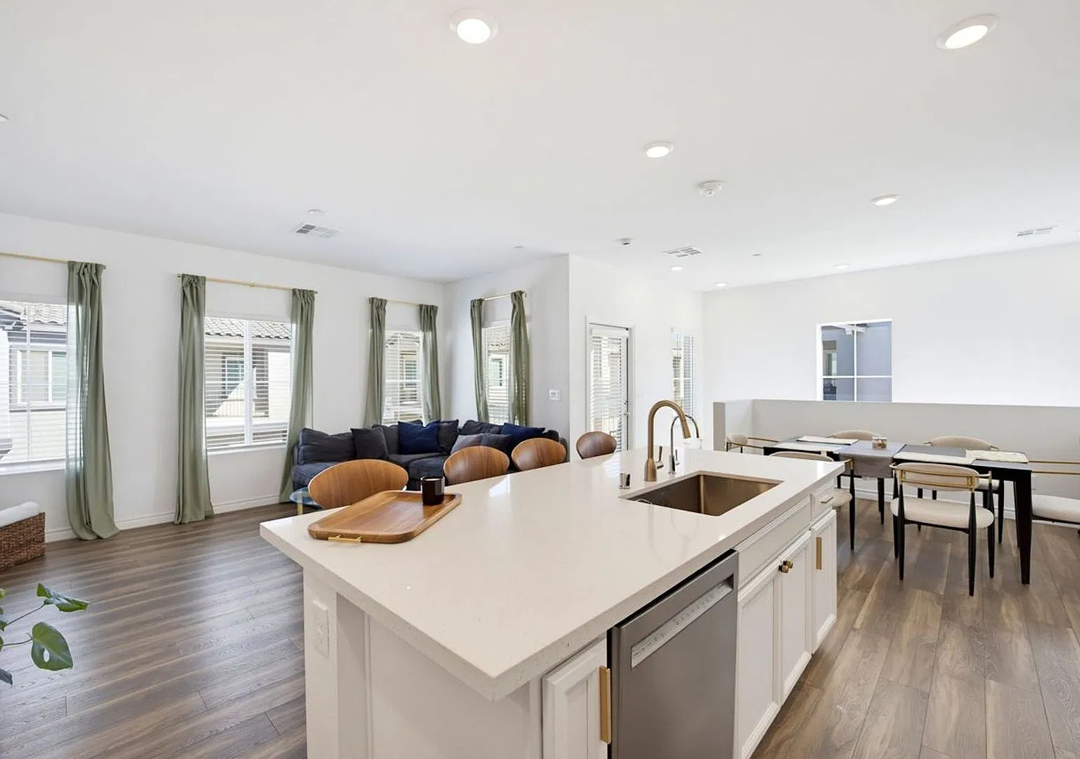 Gated 2023 Roxbury Townhome 2BD/2.5BA, Pool & Garage Avail 2/1 — Photo 4