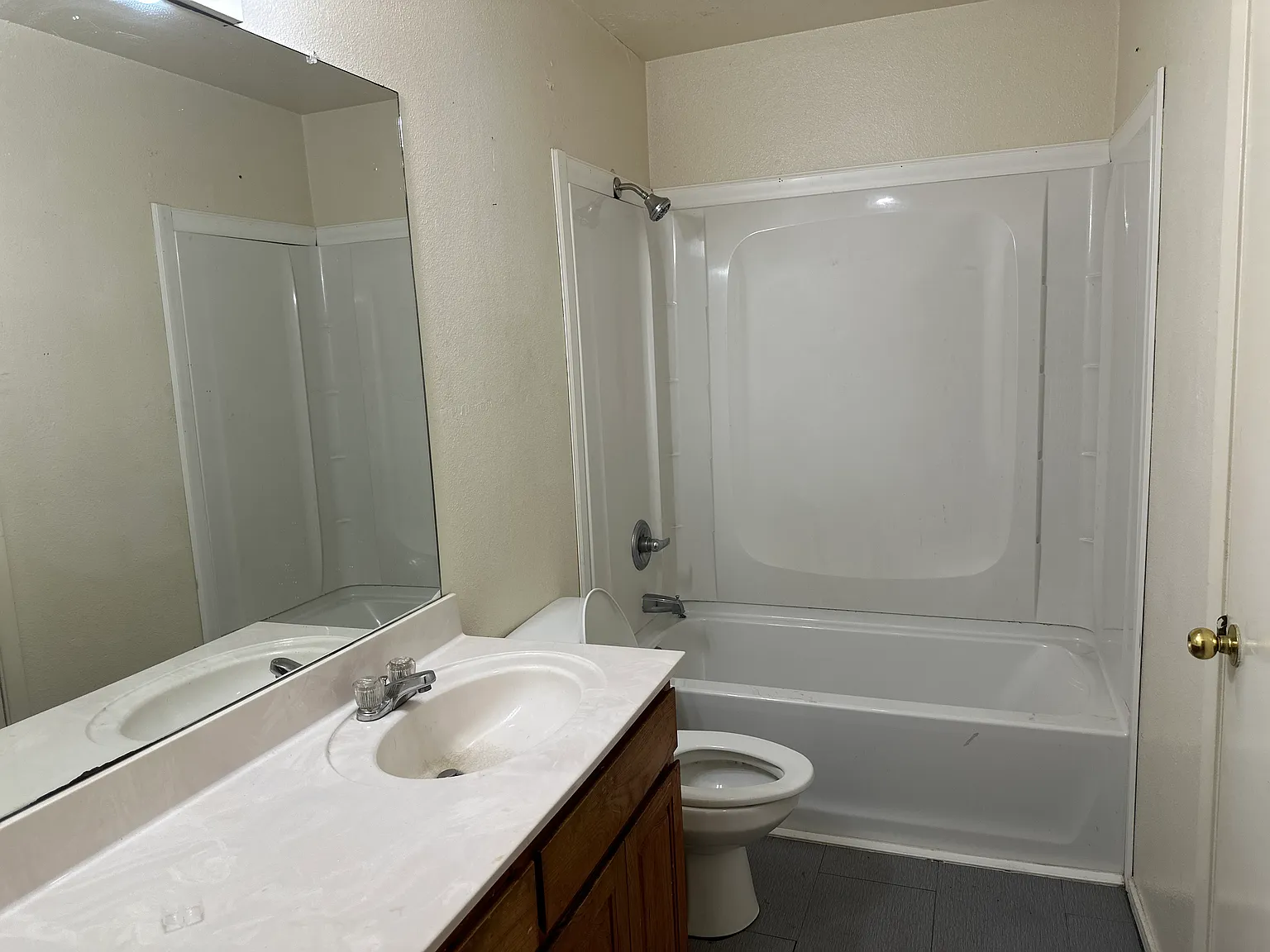 3 bed, 1024 sqft, $1,300 — Photo 2