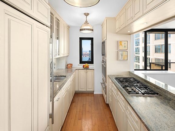 5th image of 161 W 61st St APT 35C