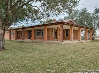 573 County Road 301, Floresville, TX 78114