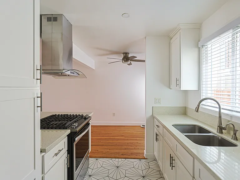 70 Roycroft Ave #B — Photo 7