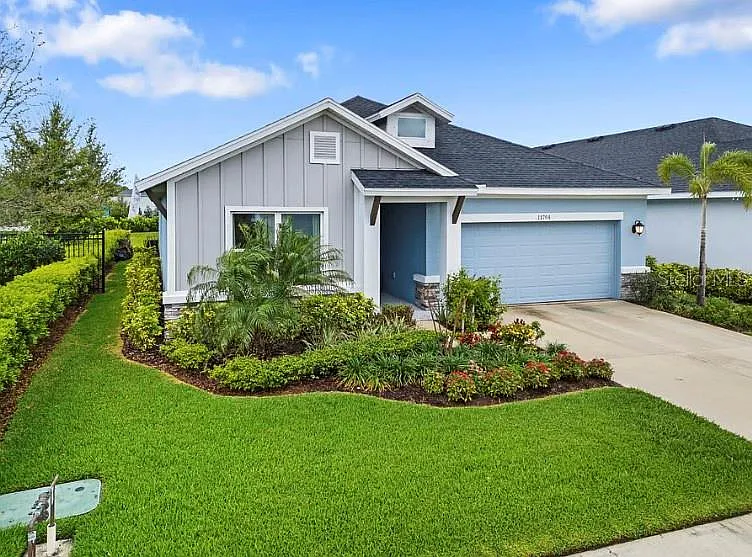 4 bed, 3.0 bath, 2420 sqft, $3,995 — Photo 2